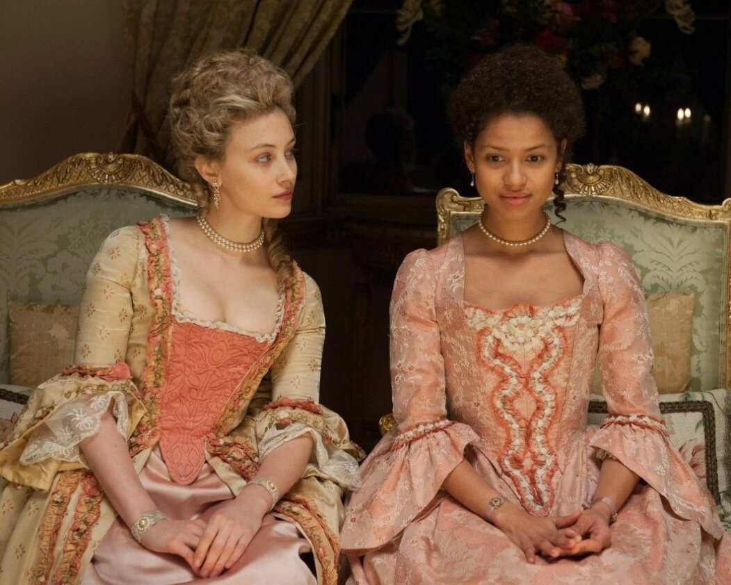   Сара и Гугу в ленте Белль (2013) 