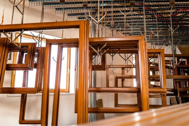 Производство древесных профилей проще и быстрее, чем ПВХ (источник: canva.com)