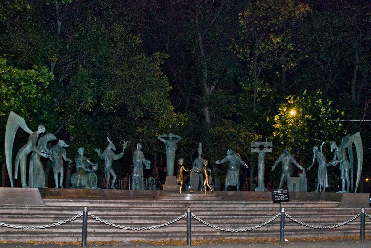 Памятник в москве дети жертвы пороков. Памятник дети жертвы пороков взрослых в Москве. Памятник Шемякина дети жертвы пороков взрослых. Болотная площадь памятник порокам. Памятник на Болотной площади дети жертвы пороков взрослых.