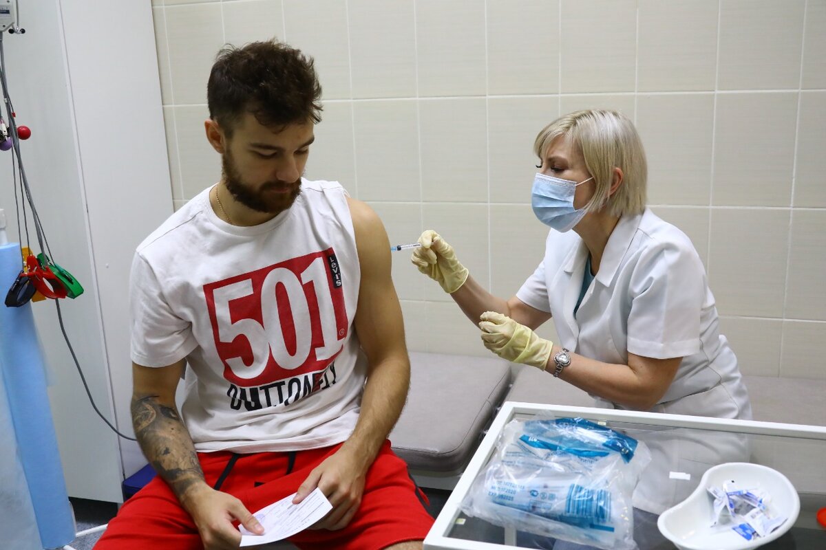 Форвард "Салавата" Глеб Кузьмин одним из первых явился на прививку. Фото: ИА "Башинформ". 