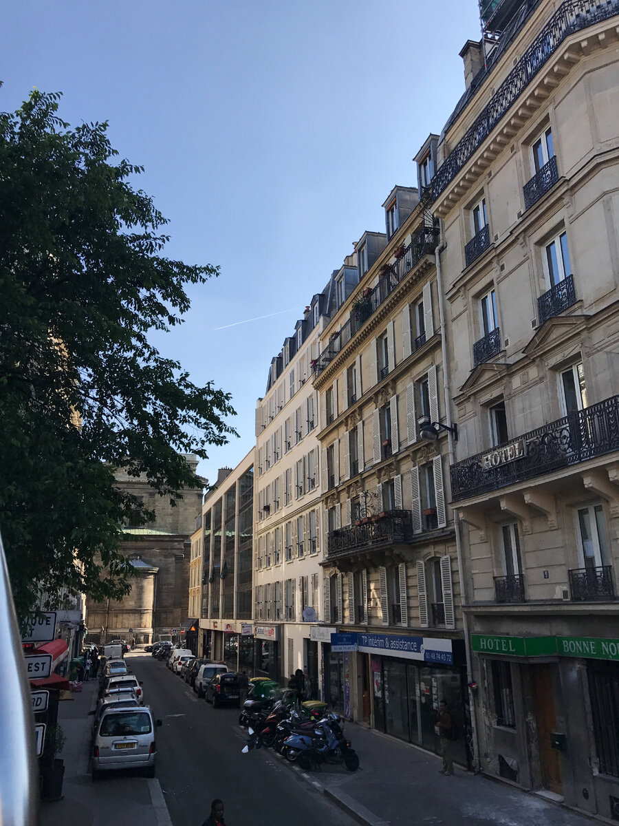 Тяжело припарковать авто на узких улочках Парижа