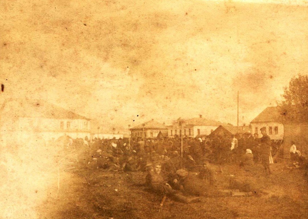 Солдаты, расквартированные прямо на улице под открытым небом в Осташкове