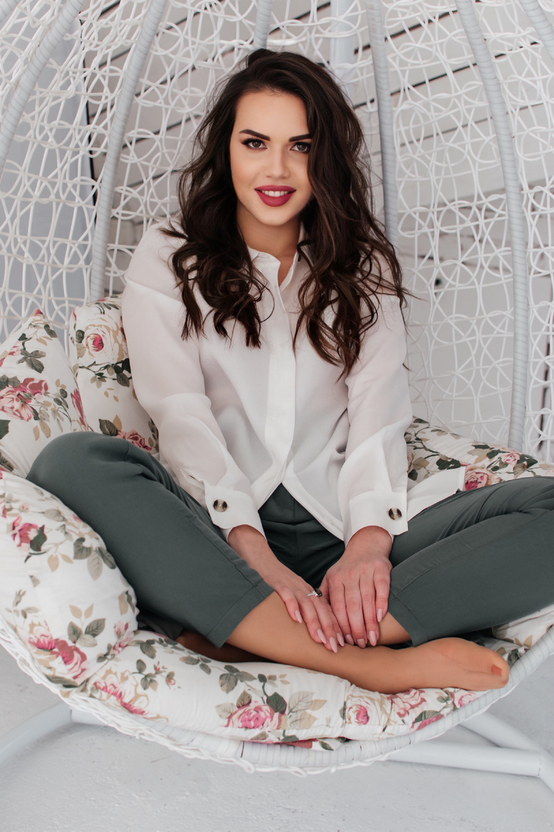 Постараюсь рассказать по порядку:  веселой, чуть подслеповатой и перманентно имеющей некие проблемы со здоровьем я была всегда!

Наше счастье постоянно - жуй кокосы, ешь бананы! 😄 Этими принципами в жизни  я и руководствовалась. Ну, или жевала что-нибудь другое, менее привлекательное и вредное. Никакого порядка в моем питании не было, да и не переживала я особо об этом.

Пока не стало совсем нехорошо - стали сильно выпадать волосы, появилась пигментация, кожа стала выглядеть тускло, сил не было даже утром 😐 настроение и самочувствие было на нуле ⤵️

Такое состояние здоровья подтолкнуло меня изменить свой рацион  питания 🥗 восполнить дефициты 💊 и сделать операцию на 👀  Пусть теперь окружающий мир казался мне иногда менее привлекательным. Зато моему взору стали теперь доступны новые вводные: всё замечать. Это не могло не радовать. 👌🏻 

После мне захотелось хорошенько разобраться и понять причину того, почему эти проблемы со мной приключились.
Это оказалось так увлекательно и интересно, что со всей широтой натуры своей я решила получить образование и освоить новую профессию. Что я и сделала.
Передо мной открылись новые знания для качественной жизни которые я успешно применила на своих родственниках и друзьях. А теперь мне хочется делиться ими с вами.

Почему я считаю эти знания полезными?  Потому что на то, каким будет наше здоровье на 96 % способны повлиять мы с вами и только 4 % это генетика!

Правильное питание и восполнение дефицитов помогает организму войти в ресурсное состояние – когда сил и энергии много, жизнь в радость и ничего не беспокоит.

В наших силах быть здоровыми, энергичным, пить меньше лекарств и чувствовать себя отлично, навести порядок с гормональным здоровьем и видеть в зеркале красивую ухоженную себя в любом возрасте.