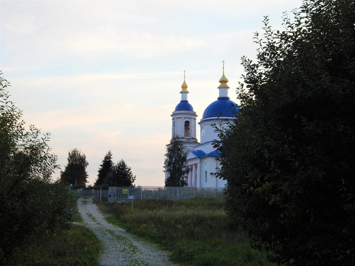 Дорога к Казанской церкви. Вход на территорию закрыт (фото автора) 