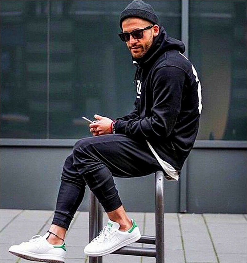 В модной шапке, но без носков. Фото из открытого источника.