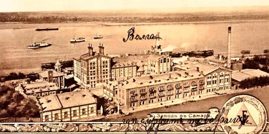 Старая открытка с видом на Волгу и завод