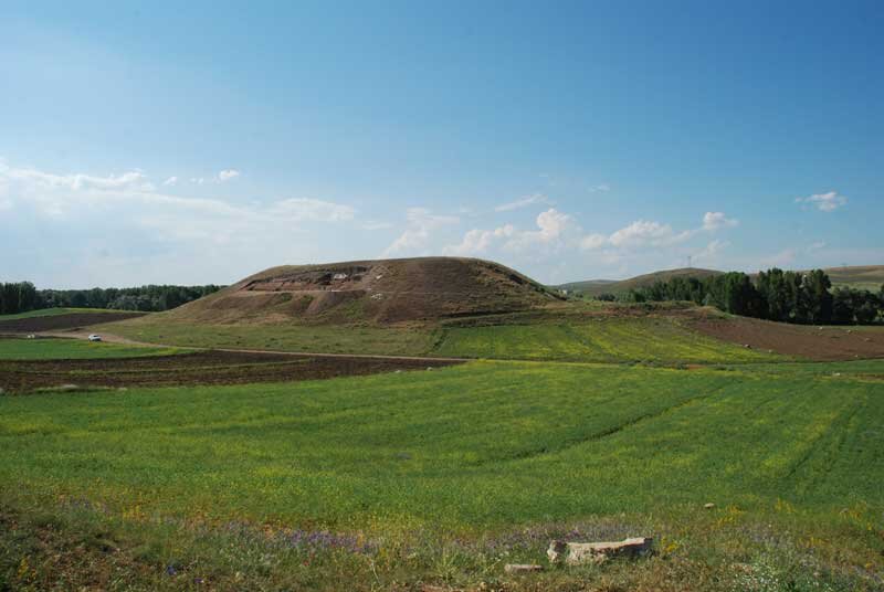 Холм Ушаклы-Хююк, вид с юго-востока / The Archaeological Project at Uşaklı Höyük