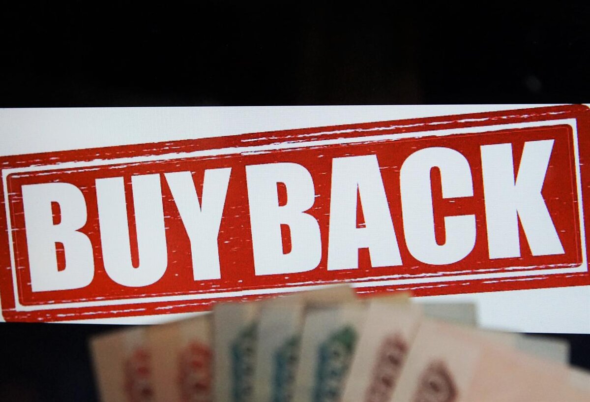 Обратный выкуп акций, или buy-back, довольно распространенное явление на фондовом рынке. Компания выкупает бумаги у акционеров, фактически изымает из публичного обращения часть своих акций.