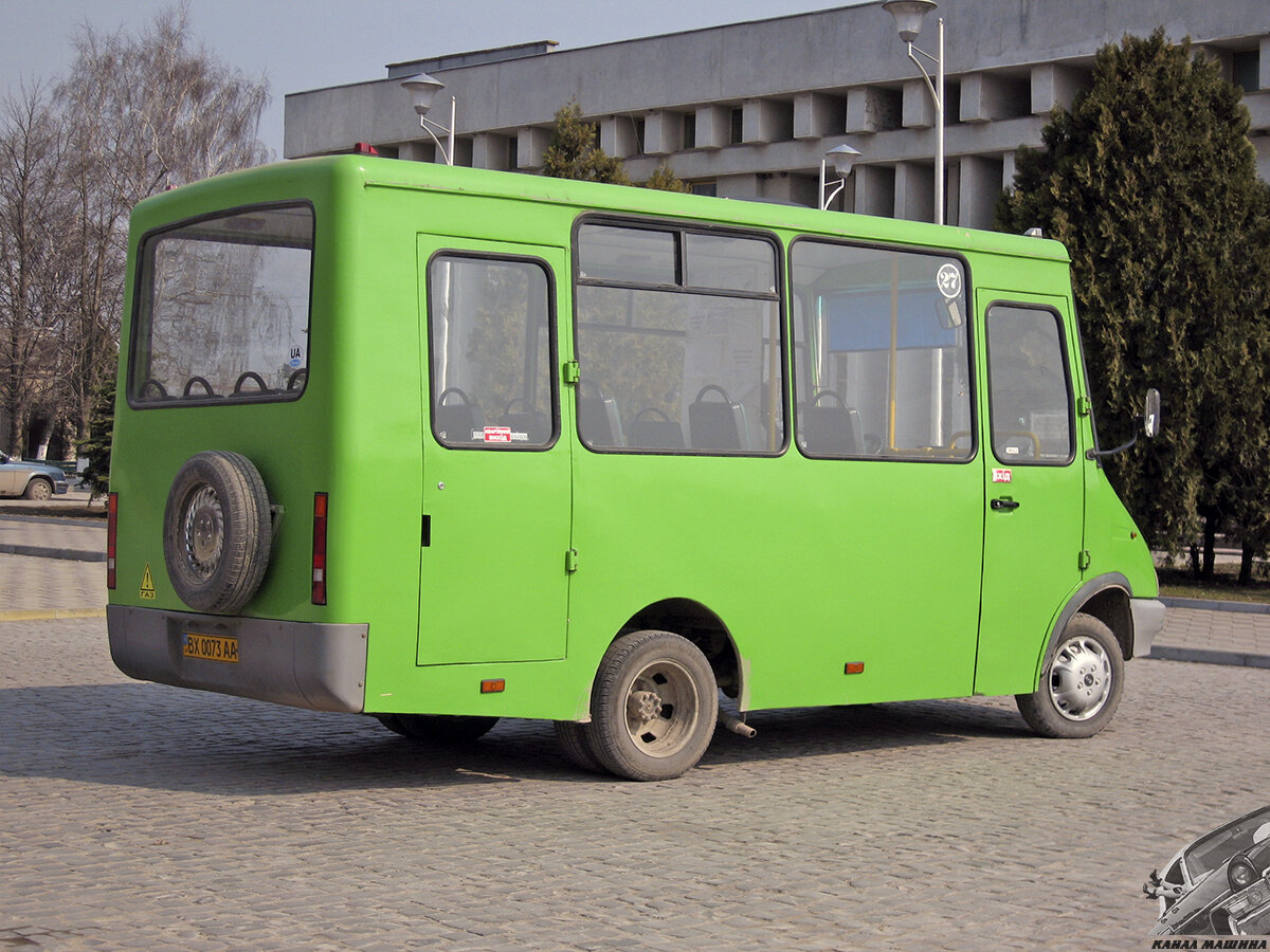 Тур-А04913 с распашной служебной дверью, построенный в 2006 году на шасси подержанной ГАЗели (фото С.Андреева)