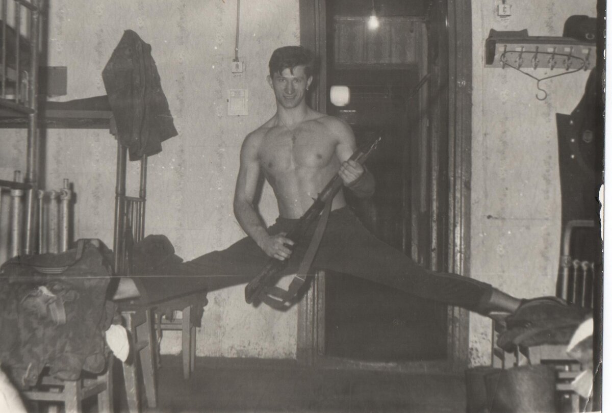 2-я ПОГЗ Ребольского Погранотряда, но 4 года спустя. Я снова вернулся на эту заставу стажироваться, но уже в роли Начальника заставы (судьба наверное). На фото мой сослуживец - курсант МВПКООРКУ им. Моссовета КГБ СССР.... Дмитрий. А ремонт за это время так и не сделали: обои, вешалки, выключатели, кровати...были те же  :)