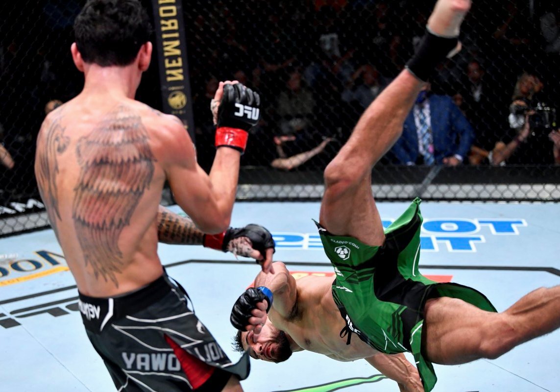 Фото с поединка Макс Холлоуэй vs Яир Родригез