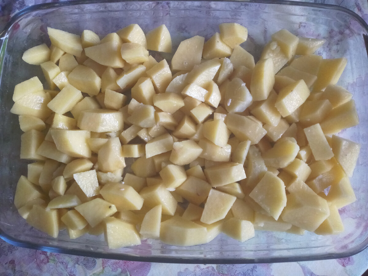 Картошка уже перемешана с маслом и солью