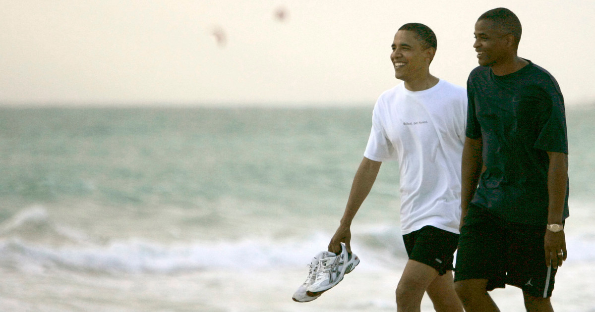 Марти Несбитт, так зовут близкого друга и делового партнёра бывшего президента США. На фотографии 2008 год. Гавайи. Служили, как говорится, два товарища, мечтали о будущем и, наверное, многое уже осуществили.      