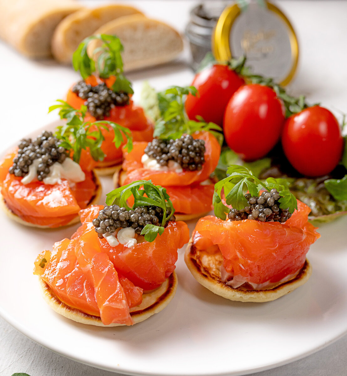 Черную икру можно есть ложками, а можно использовать в качестве украшения к блюдам 