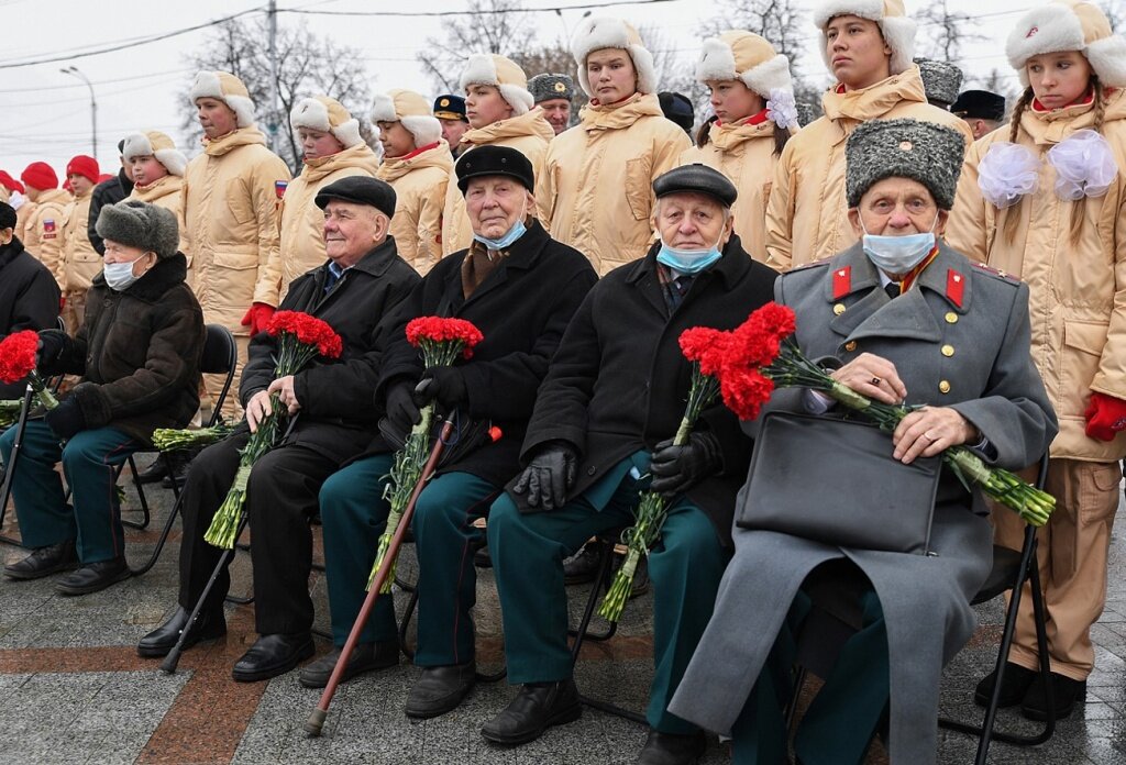 В Твери 80-летие освобождения Калинина отметили у Обелиска Победы