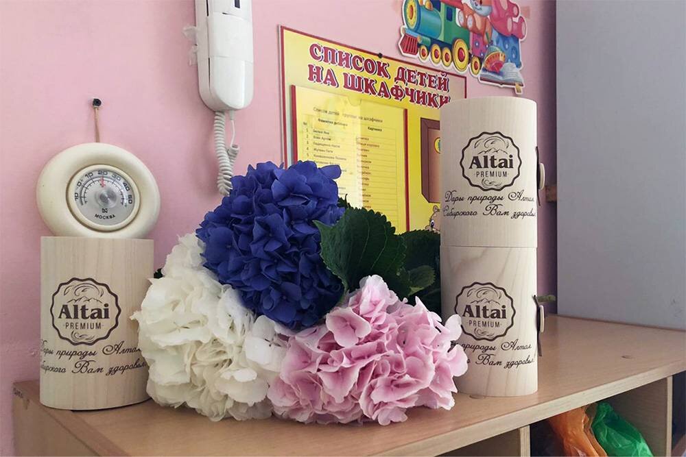 Такой подарок на день воспитателя выбрал родительский комитет в одном из московских садов — мед с орешками и цветы. Родители также скидываются сразу на все подарки воспитателям и детям, но по 2250 ₽ в учебный год. Из этих же денег покупают хозяйственные товары — бумажные и влажные салфетки и канцелярию. Фото из родительского чата Кристины Фроловой