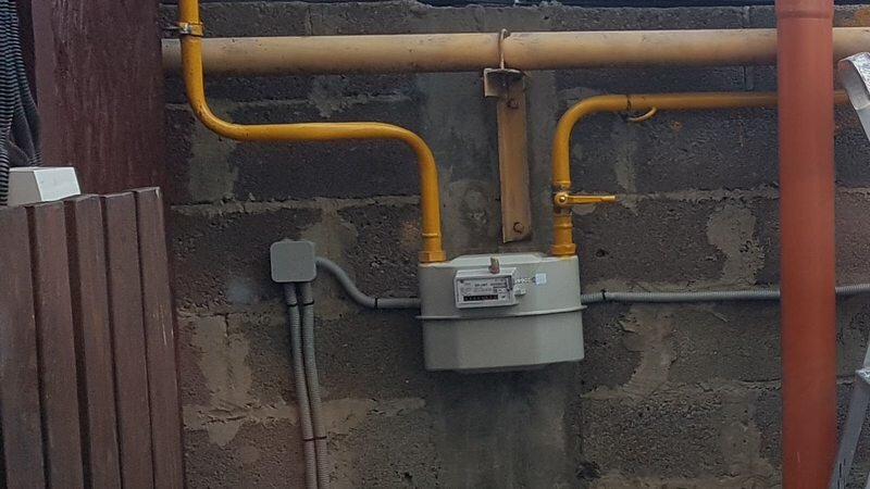 Газовый счетчик, который висит на заборе