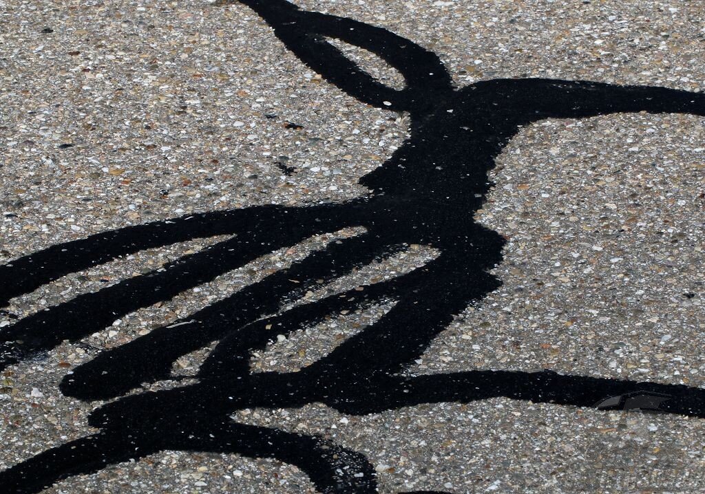 Заделать трещины на асфальте можно различными мастиками и герметиками