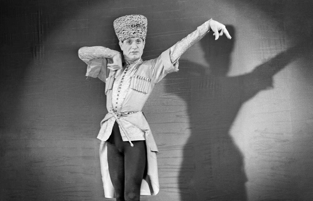 Танец чародеев. Эсамбаев, Махмуд Алисултанович. Великий танцор Махмуд Эсамбаев. Махмуд Эсамбаев танец. Махмуд Эсамбаев лезгинка
