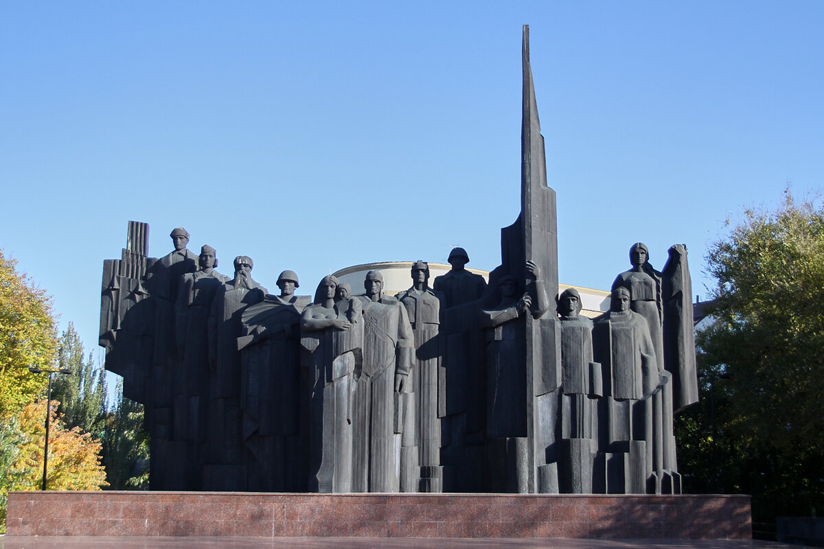 Монумент на площади победы