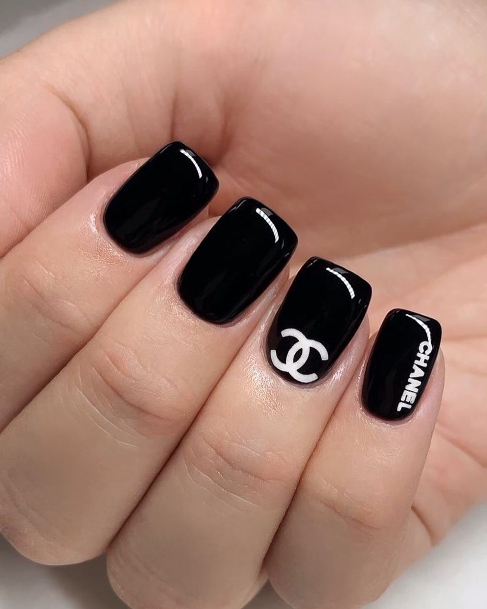 Маникюр в стиле CHANEL