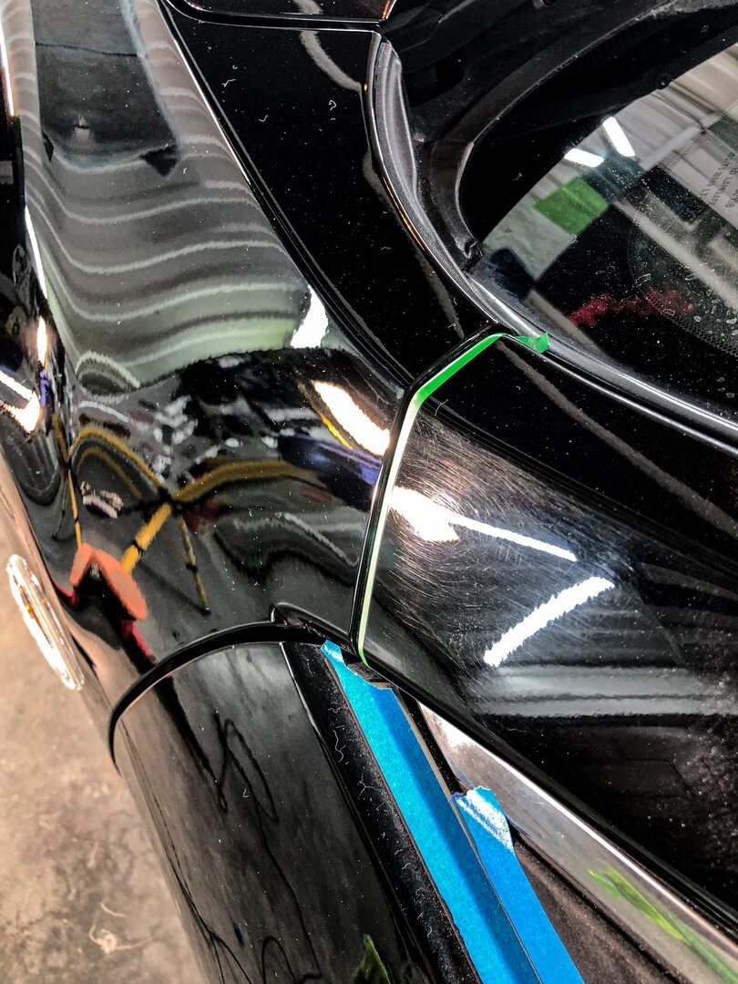 В среднем по больнице отполировать такой автомобиль в городе миллионнике будет обходиться ~ 20 тысяч рублей за седан! Когда стандартный ценник за полировку аналогичного авто на водорастворимом лаке - 15 тысяч рублей! (Фото принадлежит автору)