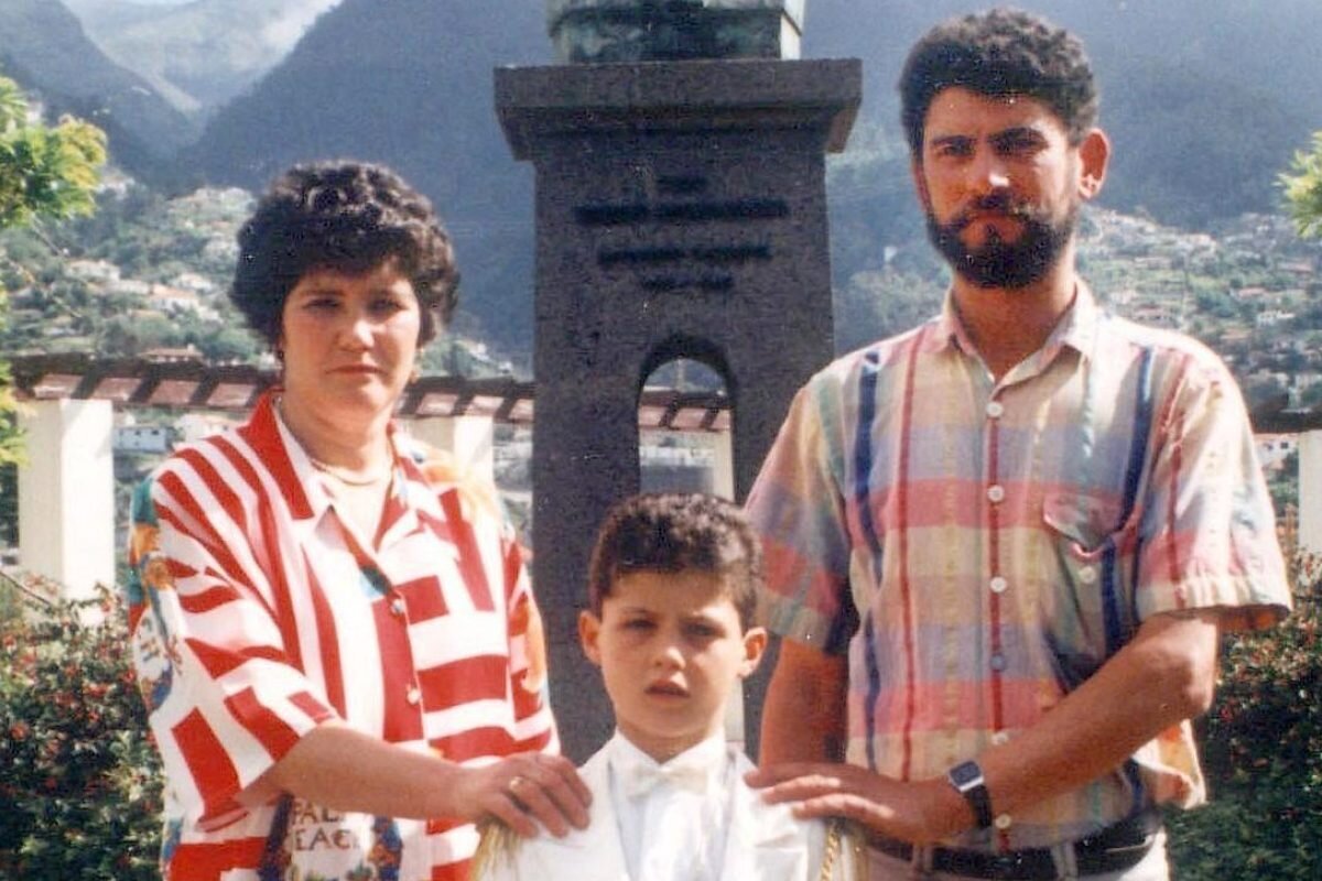 — Детство было сложным, но у меня никогда не было нехватки чего-то, — вспоминает Криштиану. — Мои родители много работали и вообще делали все, чтобы мы, дети, ни в чем не нуждались