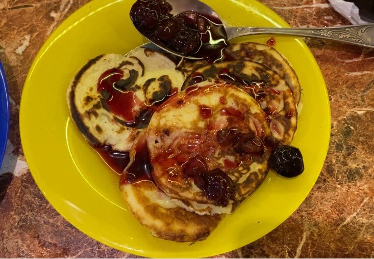 Блинчики с вареньем из вишни с грецким орехом