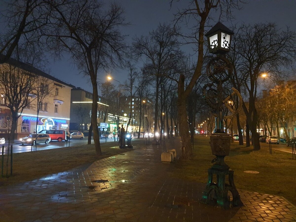 Фонарь в виде часового механизма. Брест, январь 2022. Фото автора. 