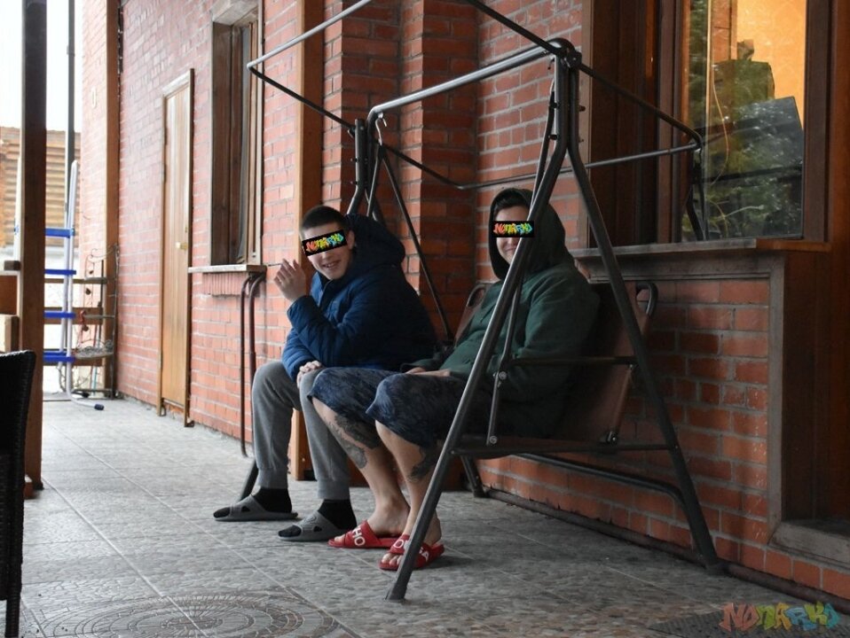 Добряк справа  - воспитатель, слева - выпускник. Всеволожск, Ленобласть.