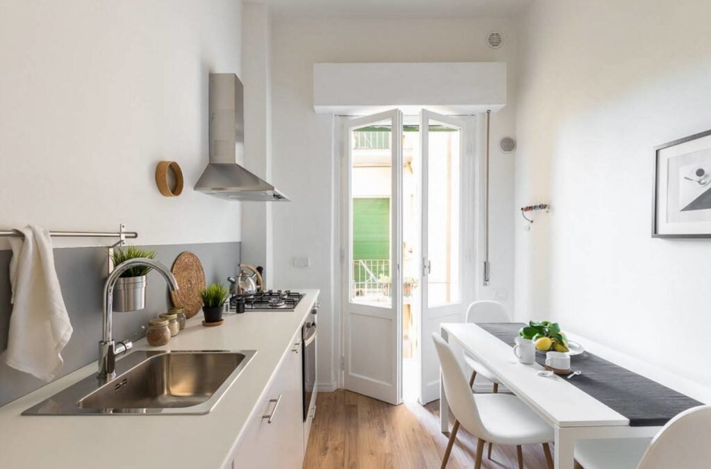 Дизайн узкой кухни - как расширить пространство, сохранив все стены
