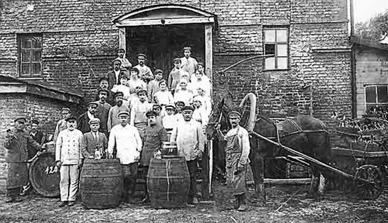 Вильм (первый ряд посередине) с рабочими завода в начале его создания