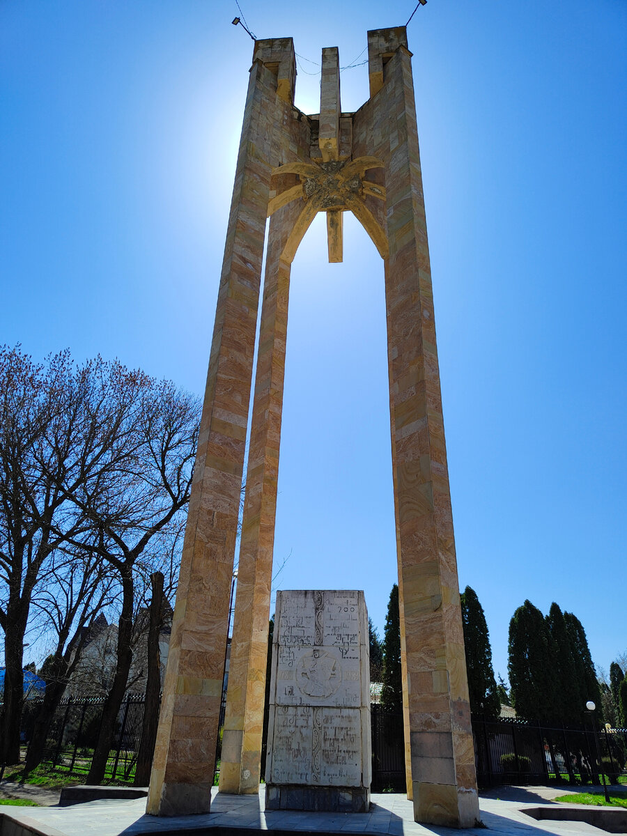 памятник 200-летию подписания Георгиевского трактата