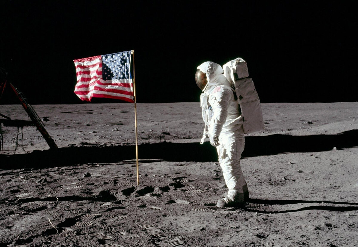Установка государственного флага США на поверхности Луны