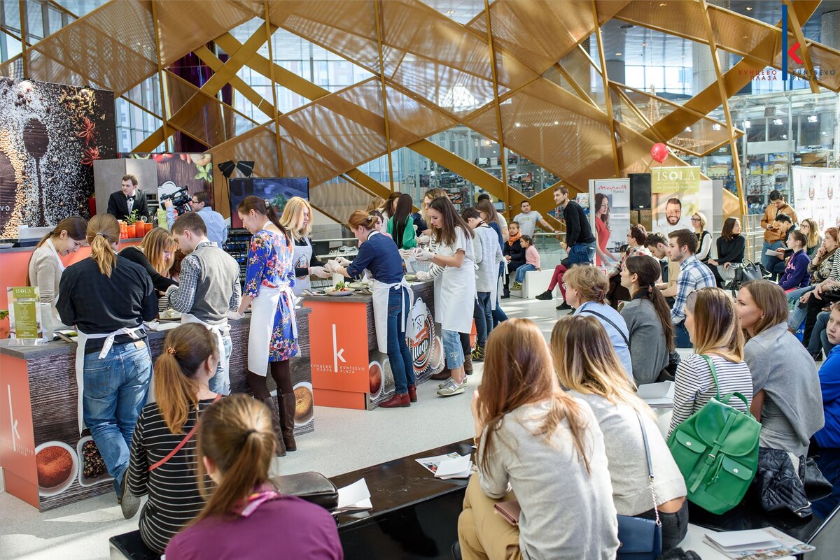 Процесс приготовления на сцене транслируется на экране.