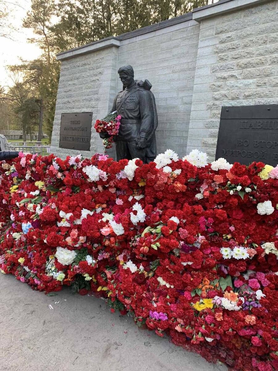 Мемориал в Таллине весь уложен цветами.