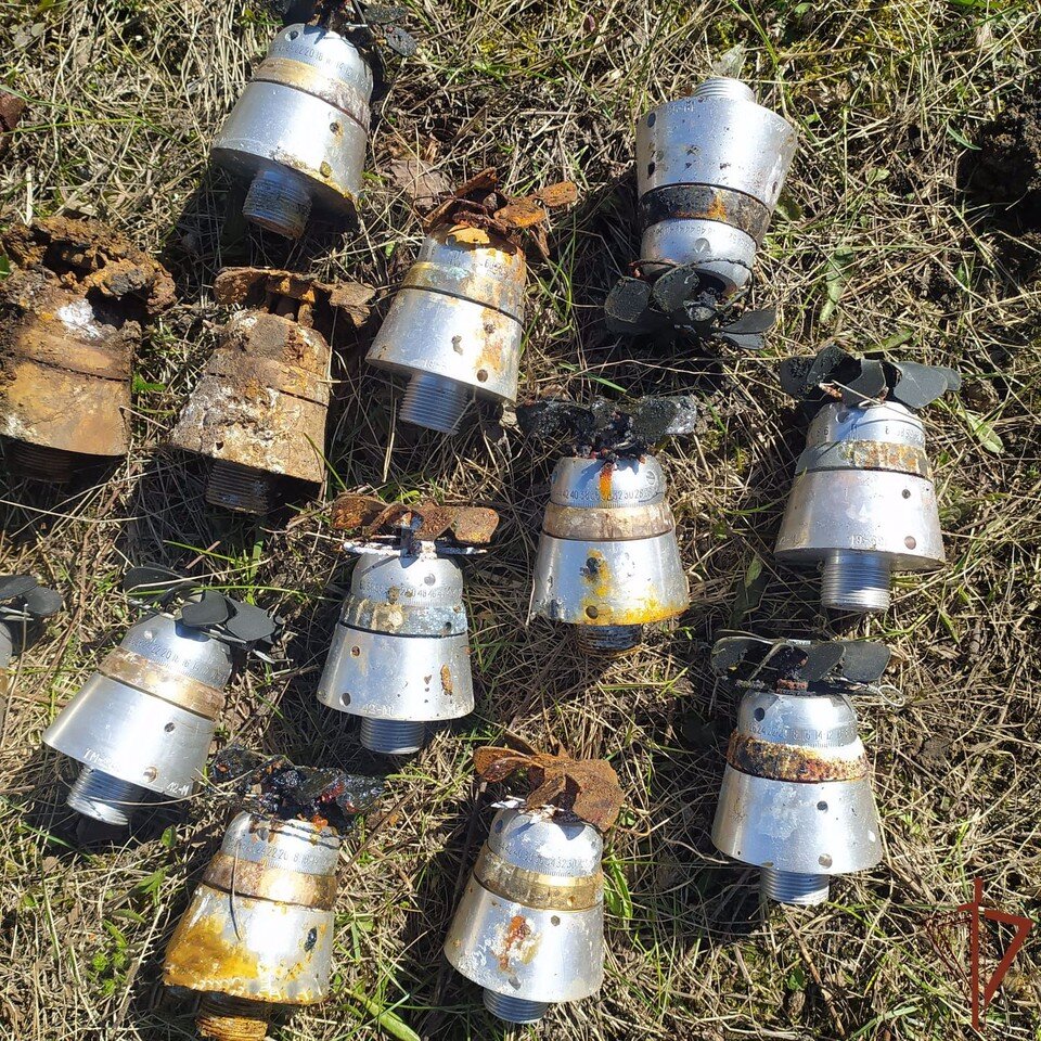     В рязанском поле обнаружили авиационные взрыватели и другие боеприпасы.
