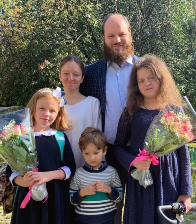 Священник Павел Островский с семьей