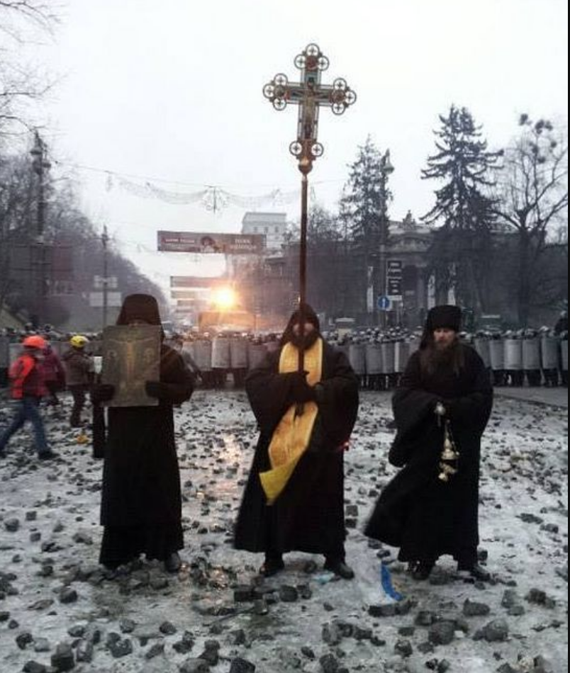 монахи Киево-Печерской Лавры Гавриил, Мелхиседек и Ефрем в 2014 году стояли на Майдане между "Беркутом" и протестующими, чтобы не допустить кровопролитие