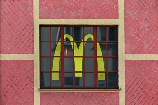    Закрытый ресторан McDonald's в Москве. Источник: РИА "Новости"