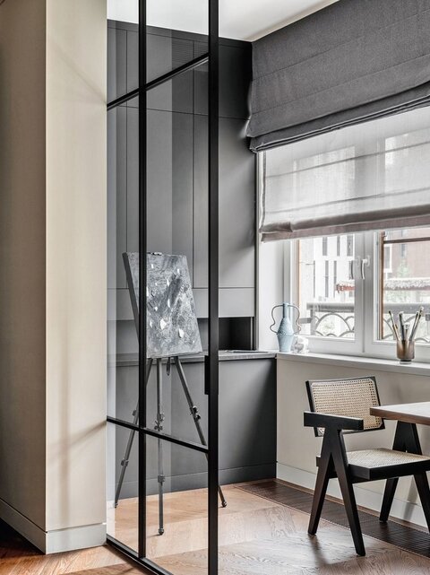 Встроенные шкафы на лоджии при кухне.