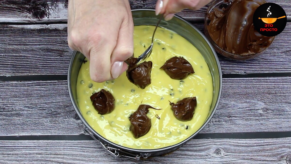 Фото можно листать влево