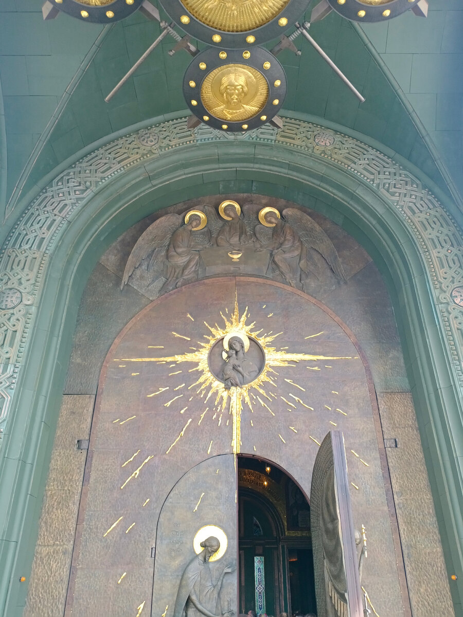 Вход тоже необычный,как будто в крепость или военный бункер