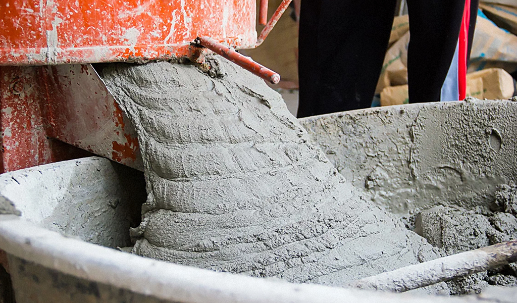 Мыло заливают в бетономешалку вместе с водой