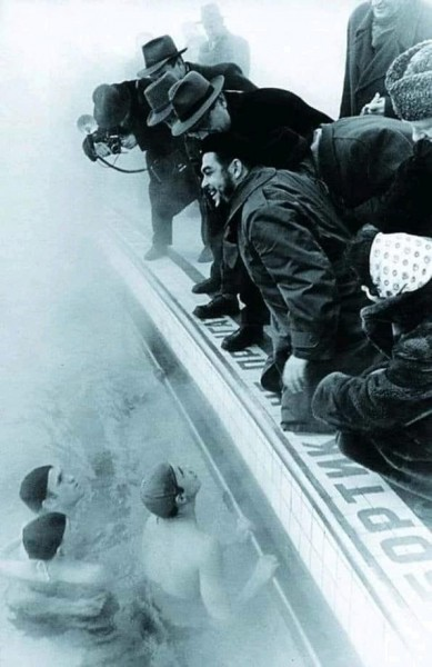 Коленопреклонённый Че Гевара на месте будущего храма Христа Спасителя. Москва, ноябрь 1960 года, бассейн «Москва». Молится за воссоздание храма? :)