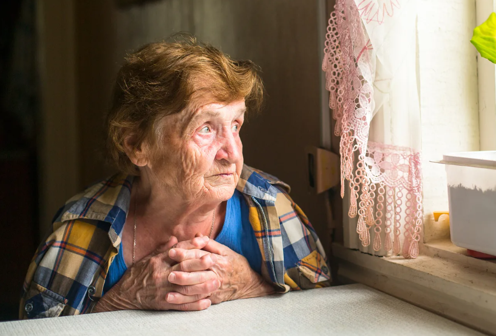 Бабушки устают. Одинокие пожилые люди. Старость бабушка. Бабушка пенсионер. Одинокая пожилая женщина.