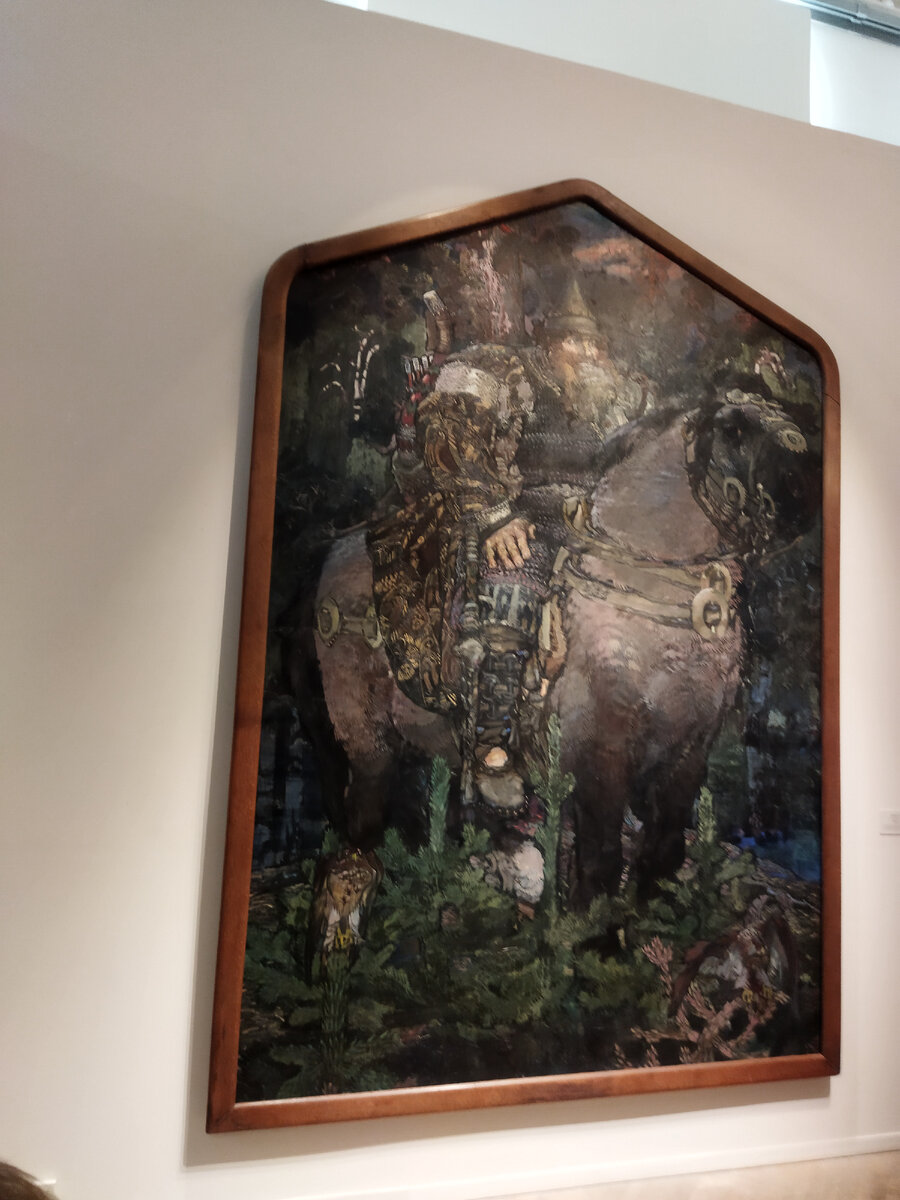 Этот богатырь чем-то напомнил памятник Александру III - "на комоде бегемот"