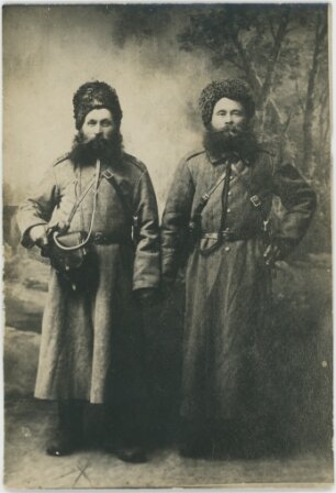 Куркин Парамон Самсонович (слева) и его брат Никита Самсонович - красногвардейцы хутора Логовского, 1917-1922 г.