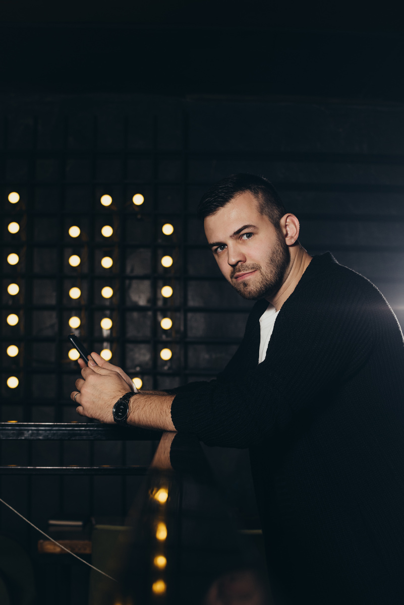 СЕГОДНЯ Я РАССКАЖУ ПРО Я.БИЗНЕС И ПОЧЕМУ СТОИТ ЗАДЕЙСТВОВАТЬ ЭТОТ КАНАЛ 
Что такое Яндекс.Бизнес 👇🏻
Это сервис, который помогает запускать рекламу на различных площадках Яндекса, привлекать целевую аудиторию и взаимодействовать с ней.

Яндекс.Бизнес предлагает готовую стратегию развития для каждого направления бизнеса. Всего таких направлений 3:
• интернет-магазины;
• рестораны/кафе;
• сферы услуг.

Основные возможности Яндекс. Бизнеса:
⃣ оптимизация точки на Яндекс. Картах, что, в свою очередь, дает значительный трафик на сайт, соцсети и прочие платформы, которые будут указаны;
ПРИМЕР - прикладываю скрин, как на Яндексе я оптимизировал точку своего агентства по запросу SMM AGENCY (исходя их данных ВордСтат)

⃣ подключение Яндекс Услуг, которые дают трафик;

⃣ подключение Яндекс Кью – канал для экспертов, который (при условии проявления активности) позволяет увеличить лояльную аудиторию в соцсетях и привлечь трафик на сайт.

ВАЖНО! В Я. Бизнес подключаем метрику, чтобы анализировать все каналы трафика

НИЖЕ ТАКЖЕ ПРИКЛАДЫВАЮ СКРИНЫ
Как с помощью оптимизации на Яндекс наши клиенты получают БЕСПЛАТНО неплохой целевой трафик.

ИЗ ПЛАТНОГО - подключаем Яндекс подписку, алгоритм Яндекса будет показывать, рекламировать вашу точку или сайт или соц. сеть нужной аудитории. Стоимость подписки Яндекс рассчитывает сам и даёт на выбор 3 варианта по объёму трафика.

Стоит ли подключать Яндекс. Бизнес?
Сервис станет отличным решением для сферы услуг (салоны красоты, автосервисы и прочие бизнесы, предоставляющие услуги по предварительной записи). Причем, базового (бесплатного) функционала вполне достаточно для того, чтобы оптимизировать и упростить работу.

ХОТИТЕ ПОДРОБНУЮ ИНСТРУКЦИЮ ПО ПОДКЛЮЧЕНИЮ?
Напишите в ЛС или поставьте +