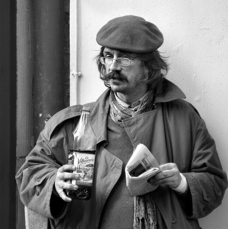 Я прямо увидела его будущее - неопрятного пахучего субъекта, читающего голубям и удивленным прохожим лекции по искусству. Фото с просторов интернета.